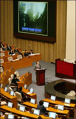 김문수 한나라당의원이 북한의 공개처형 장면과 꽃제비등의 생활상이 담긴 영상을 틀면서 이해찬 총리에게 질문하고 있다. 